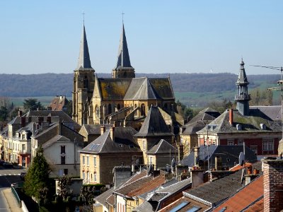 Depuis la Porte de Bourgogne, vue vers l'abbatiale Notre-D… 