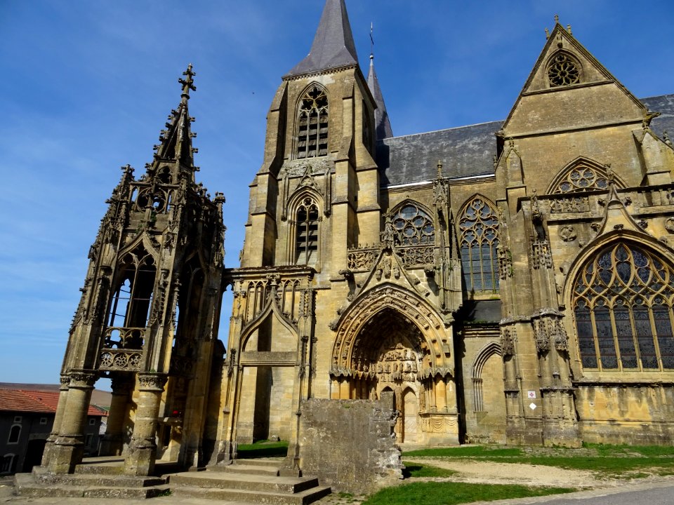 La Recevresse et la basilique Notre-Dame d'Avioth, Avioth,… 