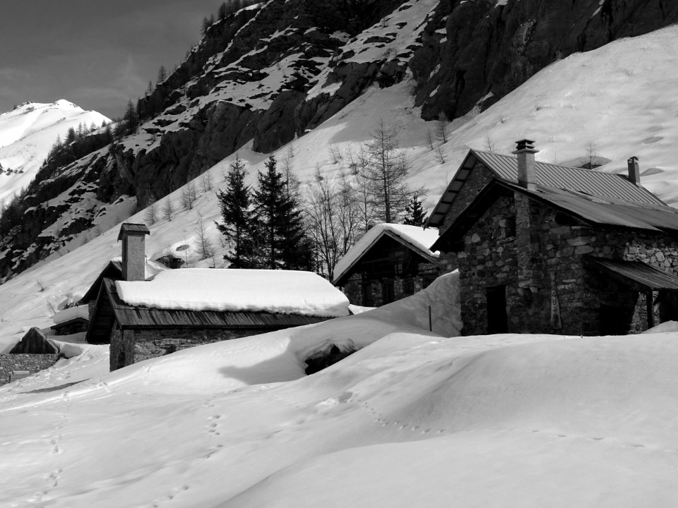 La chapelle Saint-Jean et quelques chalets, vallon de Cham… 