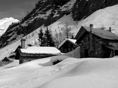 La chapelle Saint-Jean et quelques chalets, vallon de Cham… 