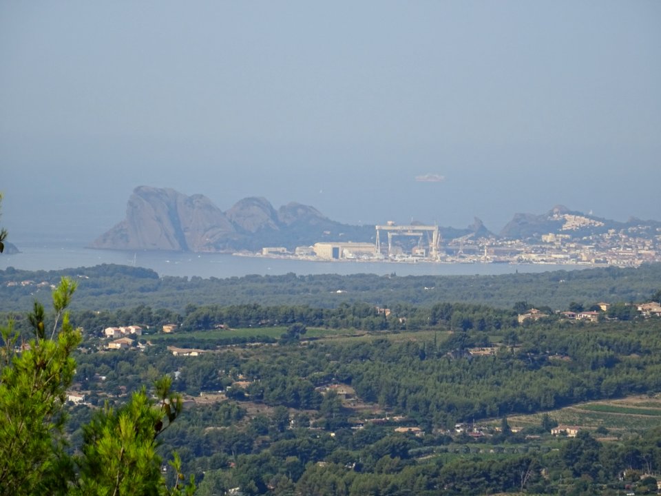 Depuis les hauteurs entre Le Beausset et Signes, au zoom, … 