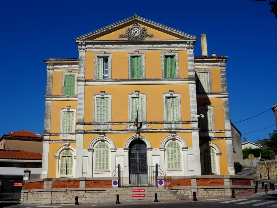 Immeuble, place d'Entrechaux, Lorgues, Var 