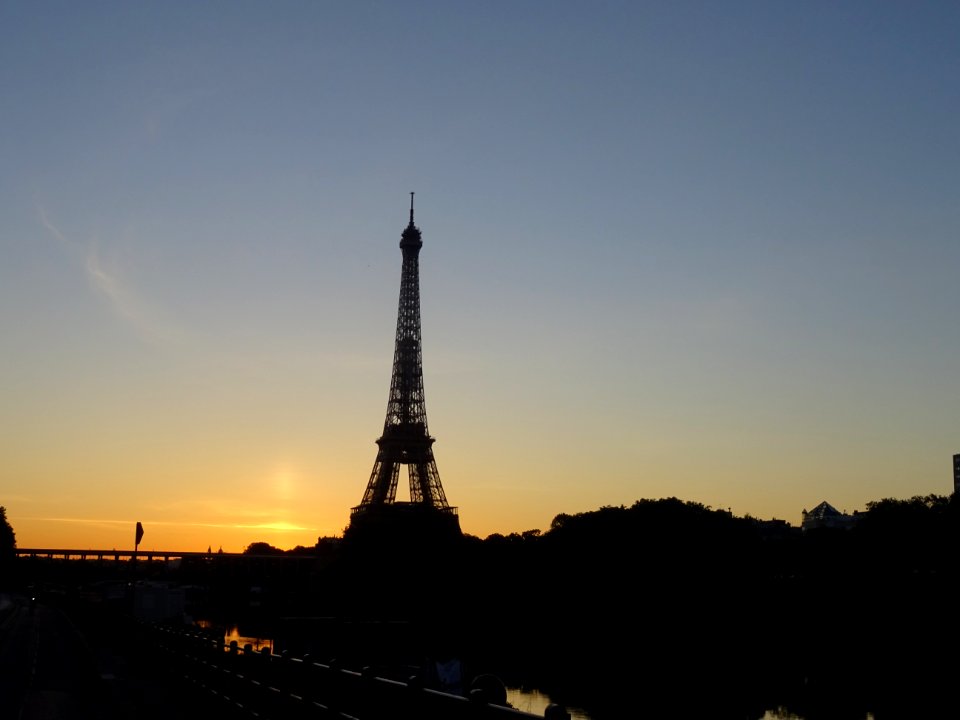 Lever de soleil sur la Tour Eiffel 