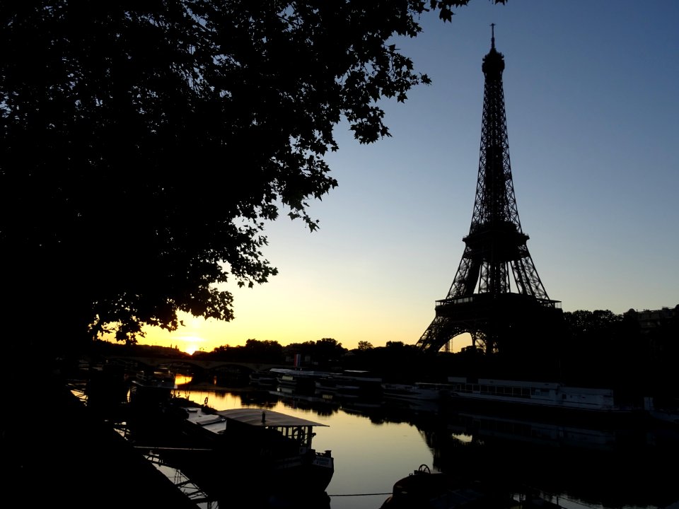 Lever de soleil sur la Tour Eiffel 