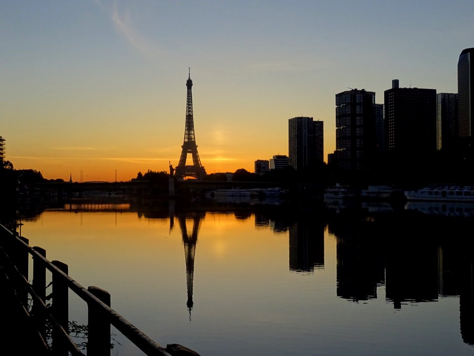 Lever de soleil sur la Tour Eiffel 