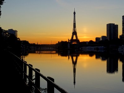 Lever de soleil sur la Tour Eiffel 