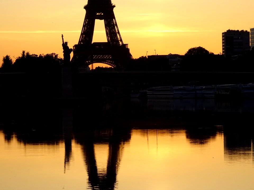 Lever de soleil sur la Tour Eiffel 