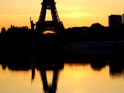 Lever de soleil sur la Tour Eiffel 