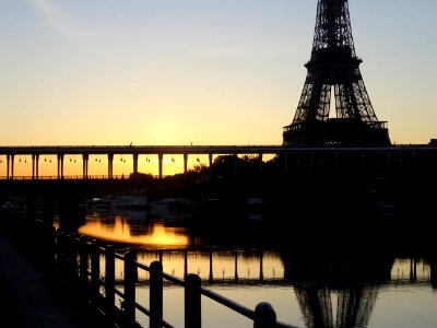 Lever de soleil sur la Tour Eiffel 