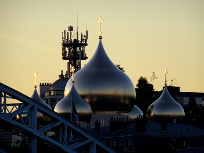 Lever de soleil sur les bulbes de l'église orthodoxe russe… 