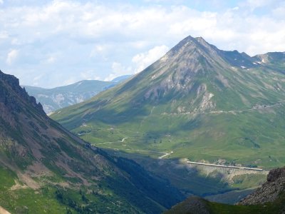 Vue vers le Col du Lautaret, caché à gauche et la route qu… 