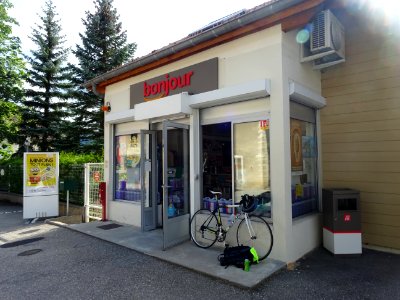Station-service Bonjour, arrêt pour ravitaillement liquide… 