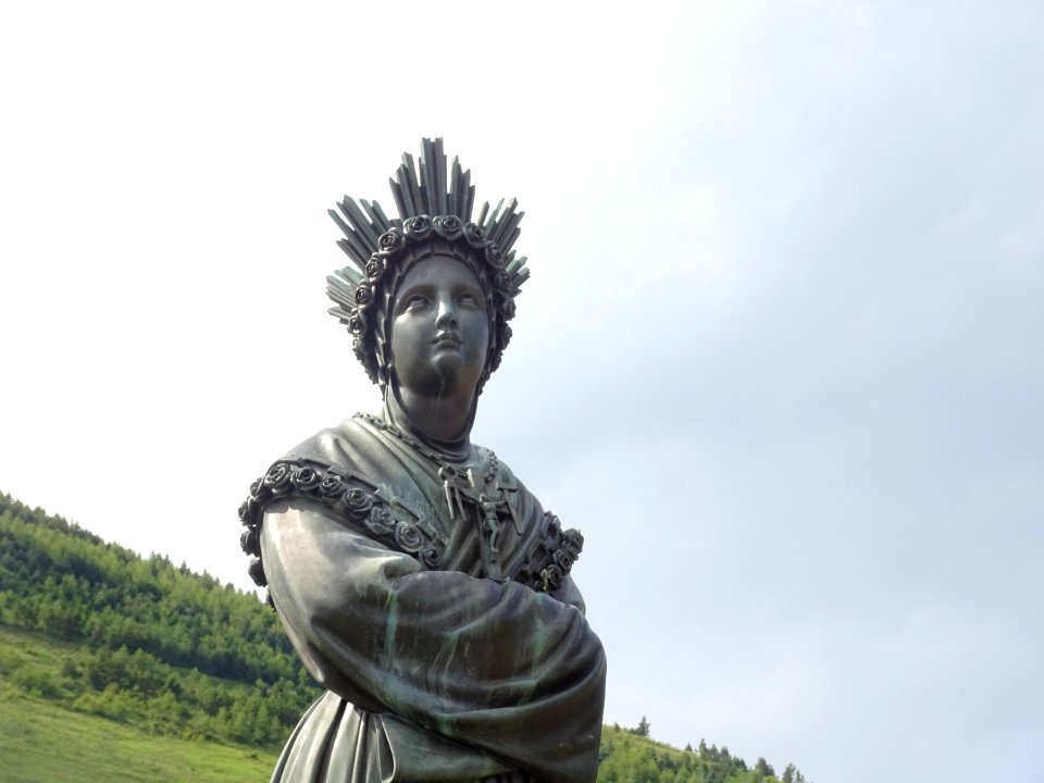 Statue, sanctuaire Notre Dame de La Salette, Isère 