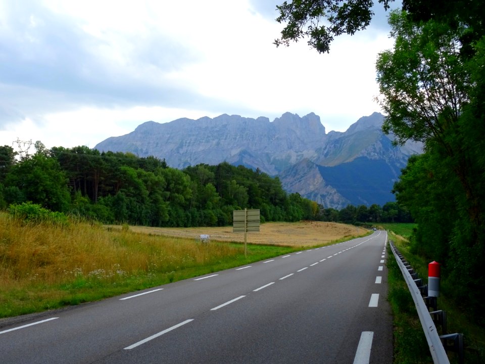Sur la route Napoléon, longue ligne droite avant Chauffaye… 