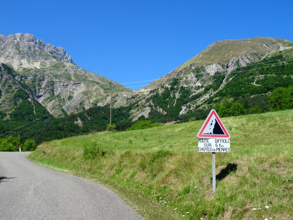 Dans la montée au col du Noyer, panneau : route difficile … 