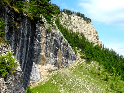 Le sentier qui remonte sur la Crête d'Andreveysson longe l… 