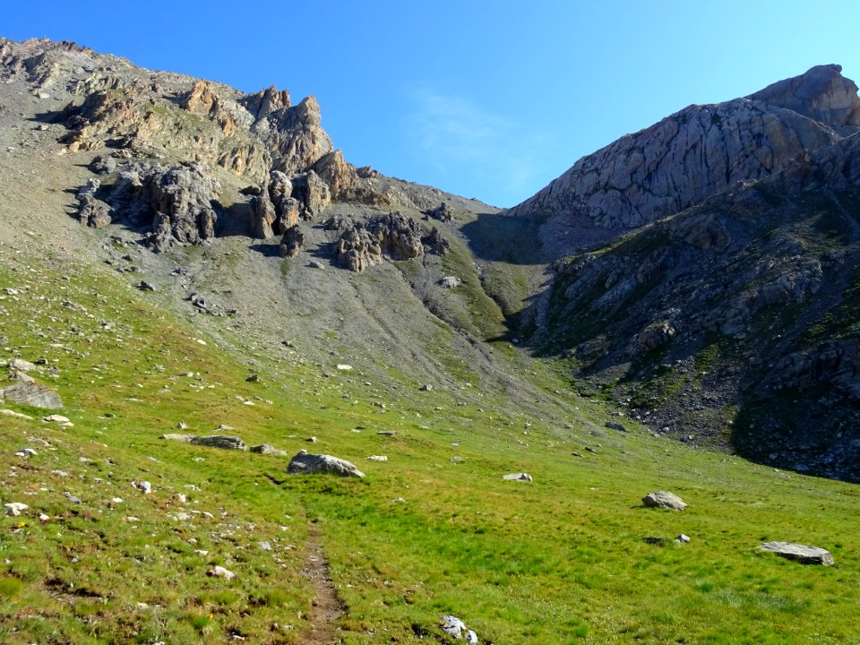 Dans le Vallon Claus, la sente monte vers le Col de la Col… 