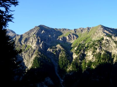 A droite, Pic des Houerts 