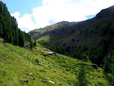 Regard arrière vers l'ancienne cabane Tissap dans le vallo… 