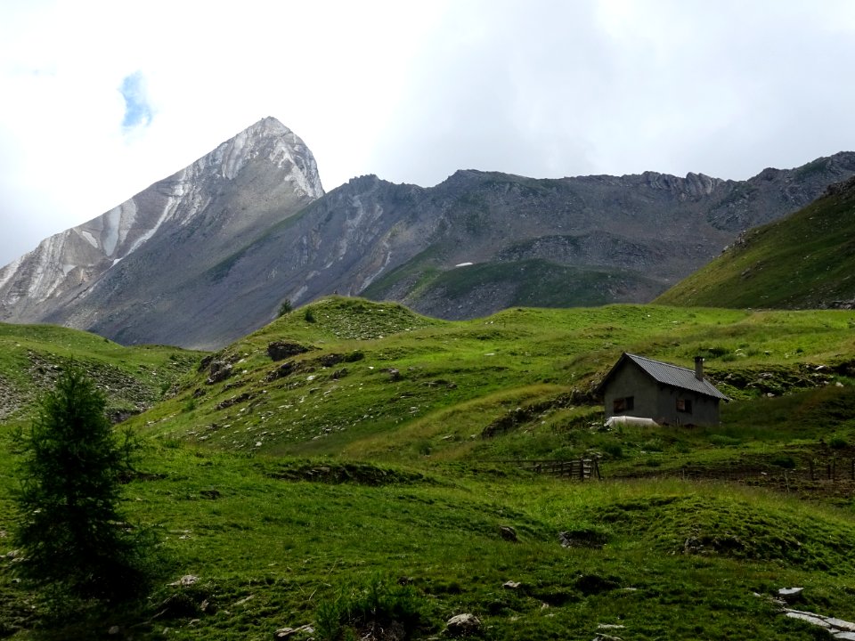 Regard arrière sur la cabane de Tissap et la Pointe de Ser… 