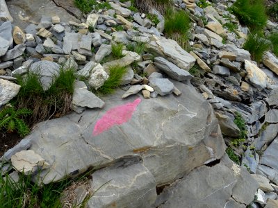 Trace en forme de losange rouge, dans la descente du col d… 