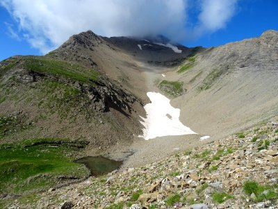 Lac de la Dent et névé résiduel sous le Pic de Mourre-Froi… 
