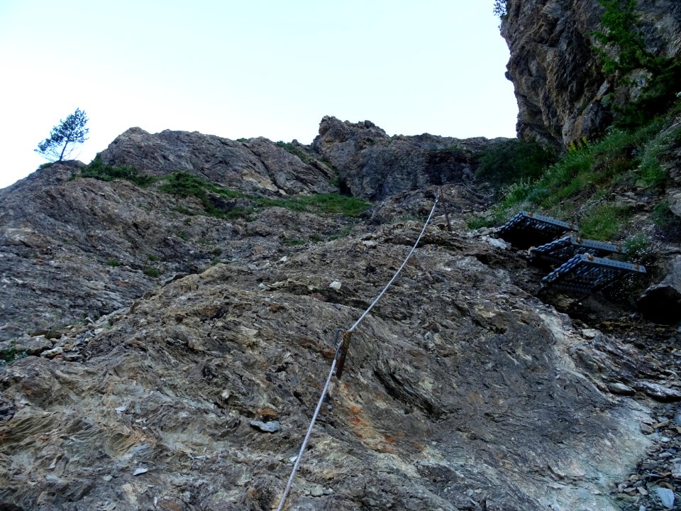Passage avec un câble et des marches métalliques 