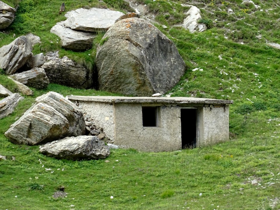 Petit abri ... à l'aplomb du passage sous les Cornes de Ch… 