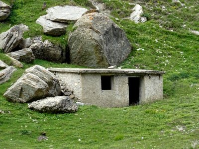 Petit abri ... à l'aplomb du passage sous les Cornes de Ch… 