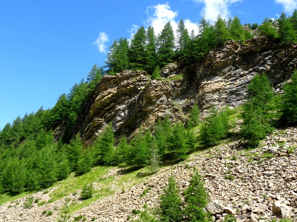 Dans la descente du vallon du Rabioux, falaises et éboulis… 