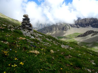 Dans la descente du col de la Règue, de nombreux cairns ..… 