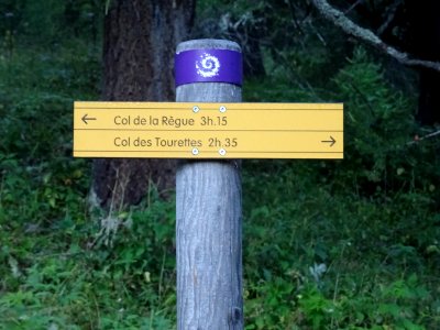 Panneau indicateur : A droite : Col des Tourettes 2H35 . A… 