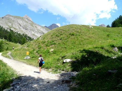 La piste rejoint l'entrée du vallon de l'Alpe du Lauzet 