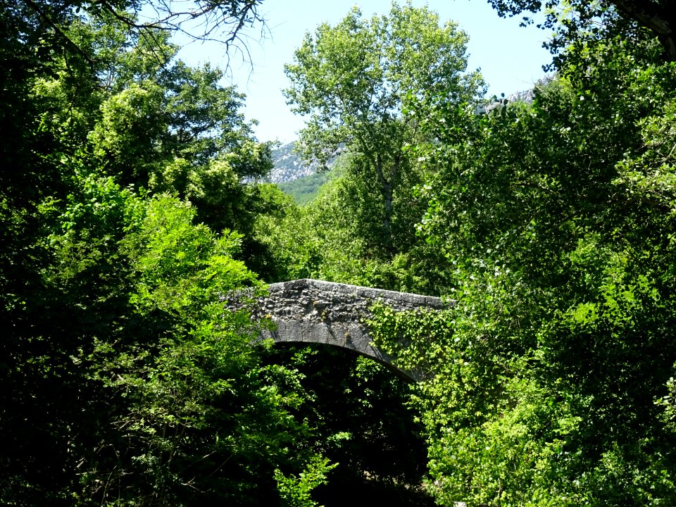 Ancien pont romain au-dessus du Loup, entre Gréolières et … 
