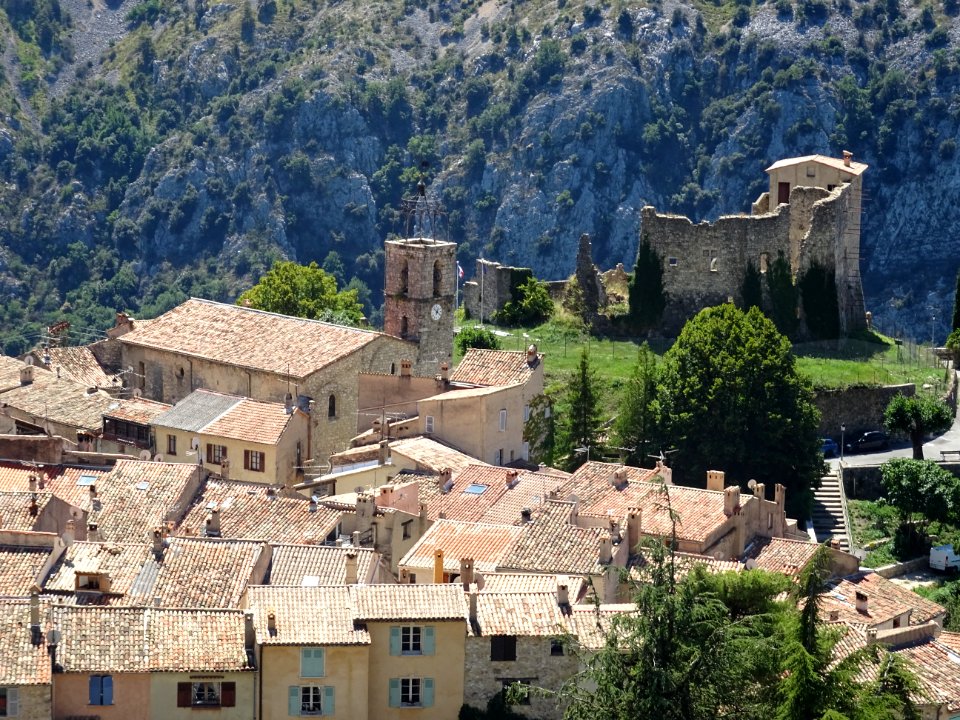 Eglise Notre-Dame de l'Assomption et ruines du château de … 