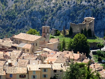 Eglise Notre-Dame de l'Assomption et ruines du château de … 