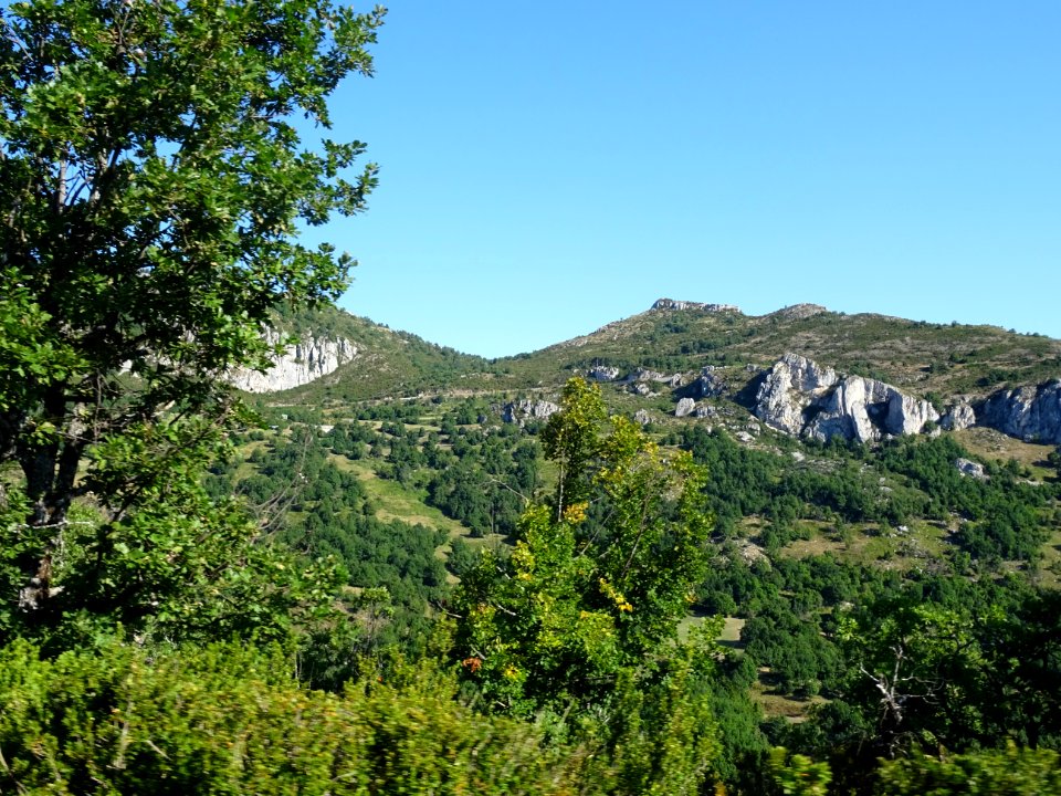 En face, sur l'autre versant, la route du col du Castellar… 