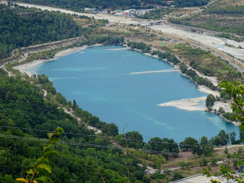 Lac du Broc, au zoom depuis Le Broc, Alpes-Maritimes 