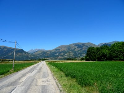 Dans la longue ligne droite dans la plaine avant le lac du… 