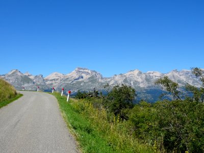 Dans la descente du Col du Noyer, la route remonte pendant… 