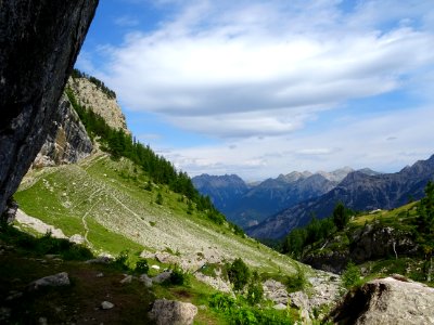 Le sentier qui remonte sur la Crête d'Andreveysson longe l… 