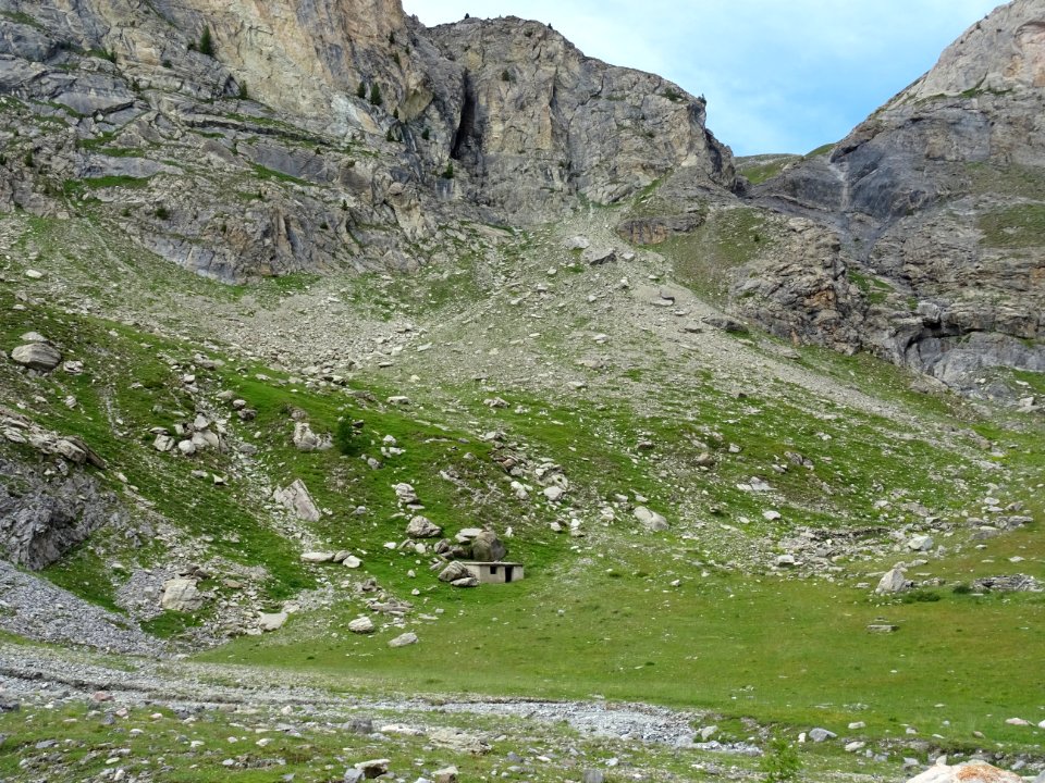 Petit abri ... à l'aplomb du passage sous les Cornes de Ch… 