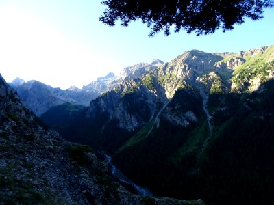 Tout au fond à gauche, vue vers le col des Houerts et la P… 
