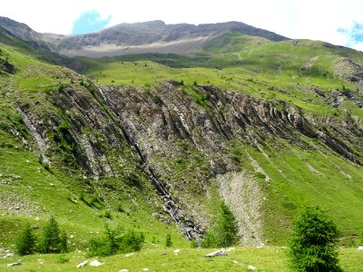 Dans la longue descente du vallon du Rabioux , un torrent … 