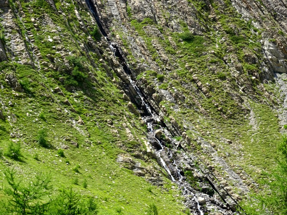 Dans la longue descente du vallon du Rabioux , un torrent … 