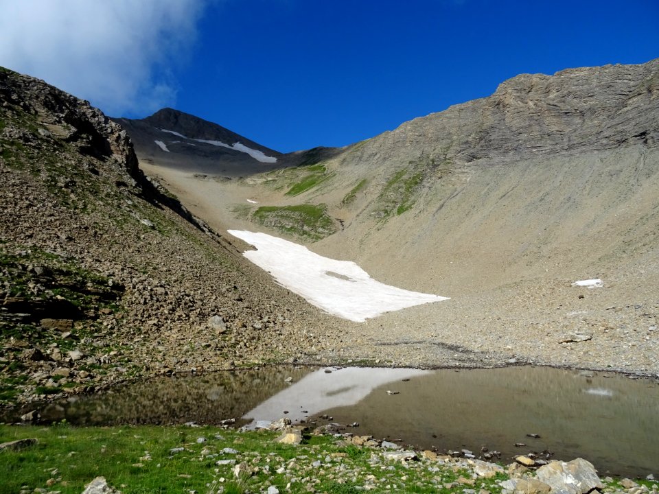 Lac de la Dent sous la crête du Mourre Froid au soleil et … 