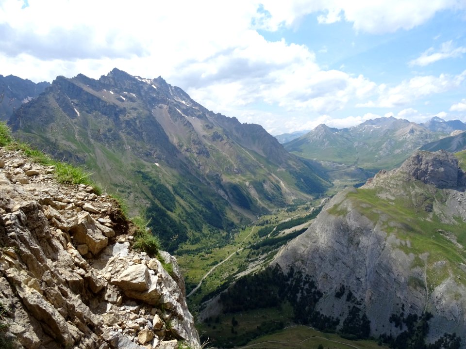 Vue vers la haute vallée de la Guisane et le col du Lautar… 