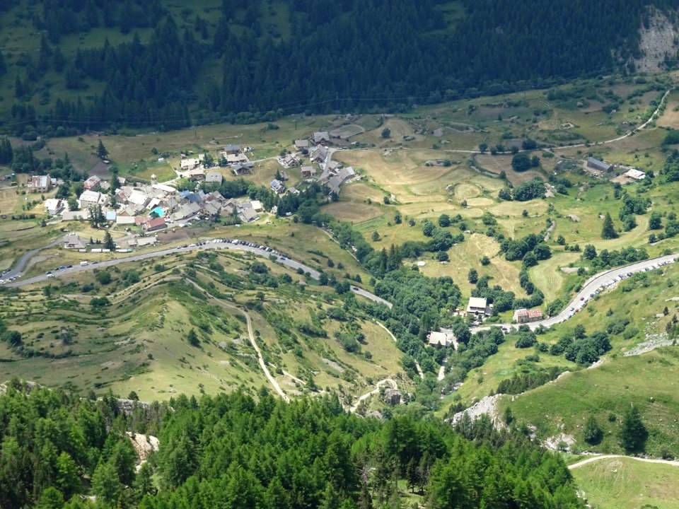 Village du Lauzet, on est à peu près 400 m au dessus 