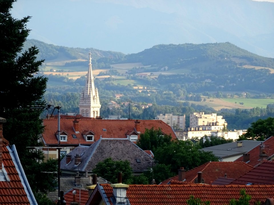 Par dessus les toits, la flèche de la cathédrale Saint-Arn… 