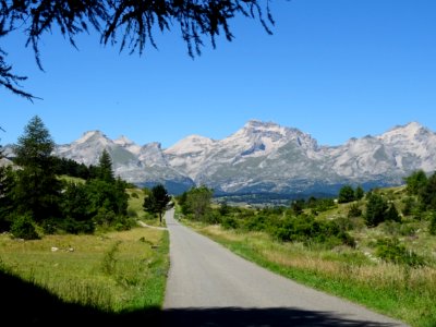 Dans la descente du Col du Noyer, vue vers le Petit Ferran… 